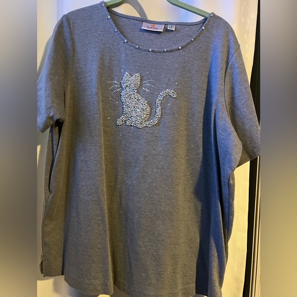 Quacker Factory Tops - Women’s 1X Quacker Factory Gray SS T-Shirt w/Pearl Cat